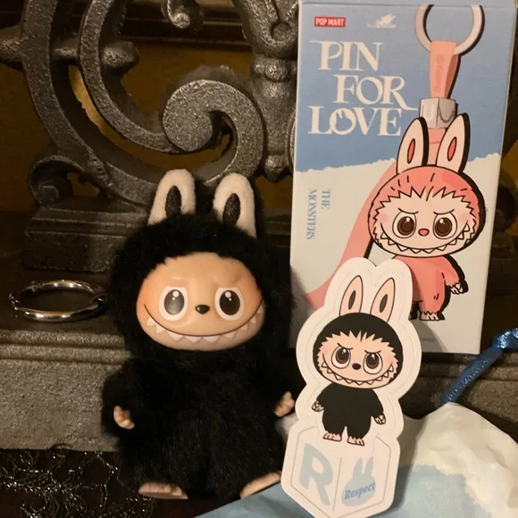 POP MART “R” Black Letter LABUBU THE MONSTERS Pin for Love Series Plush Pendant - Picture 5 of 17
